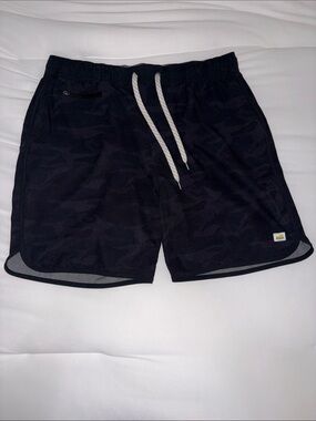 Vuori 7” Banks Short Black Camo